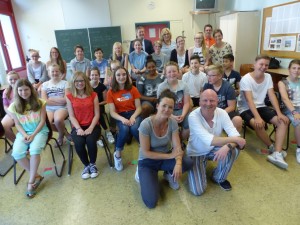 Die Klasse 7m mit den Schauspielern Stefanie Steinbrink und Markus Brockmeyer und Herrn Beine, Frau van Lück (CJD-Sekundarschule),Herrn Ludewig (Volksbank Versmold) und Frau Walter (Haus der Familie)